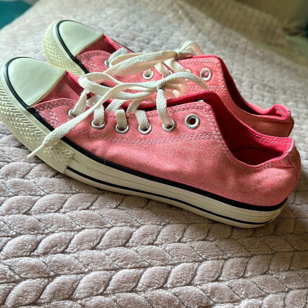 Converse women’s cantaloupe pink low top Chucks good condition size 8 All Stars